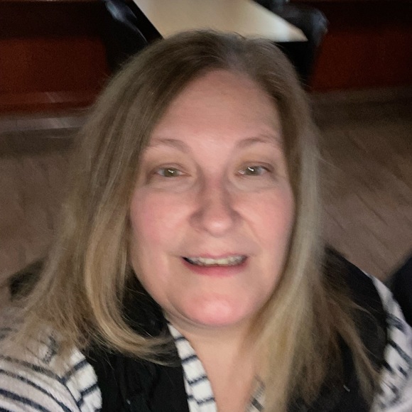 Meet your Posher, Lisa - Picture 1 of 1